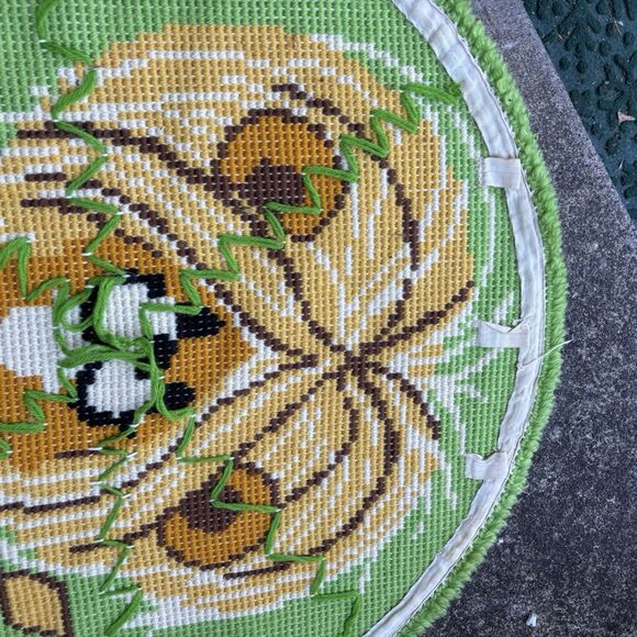 Vintage 60s 70s Bucilla Latch Hook Rug Canvas Daisy Lion 32” Round MOD Novelty - Picture 8 of 9